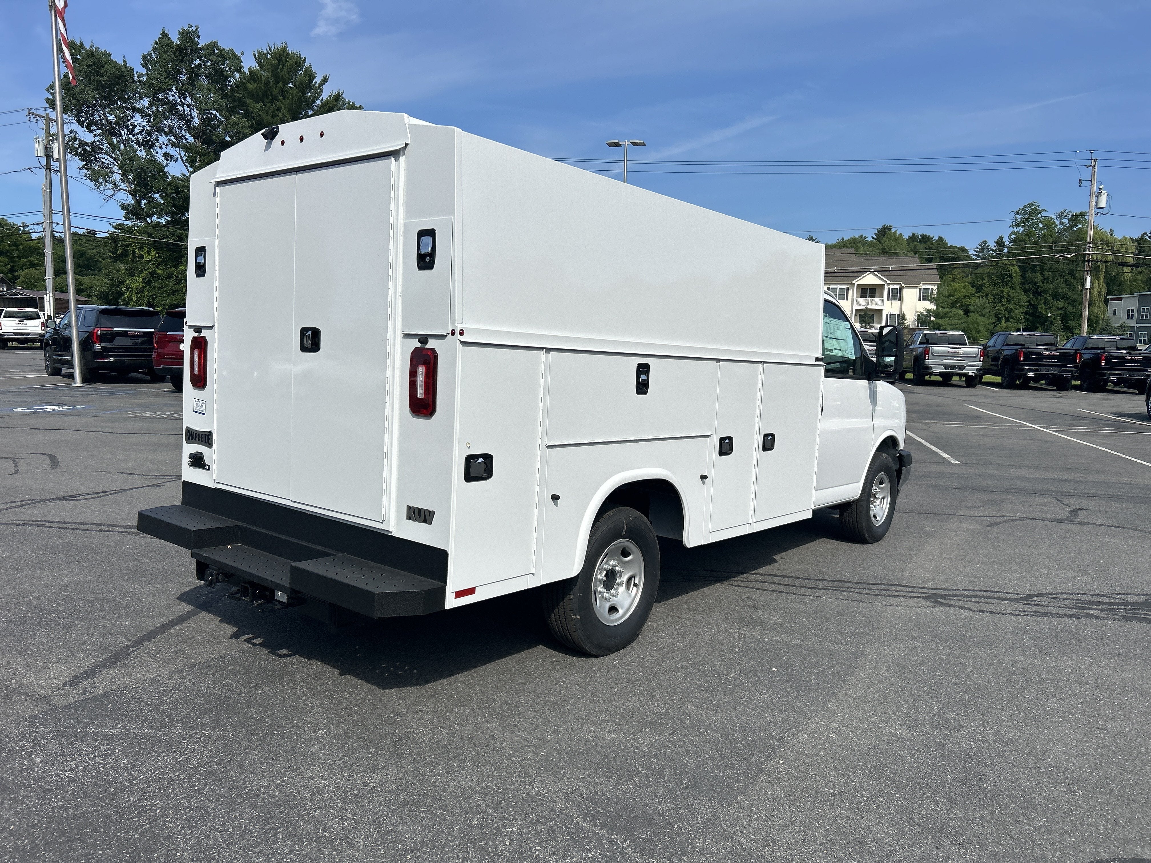 2026 GMC Savana Cutaway 3500 1WT