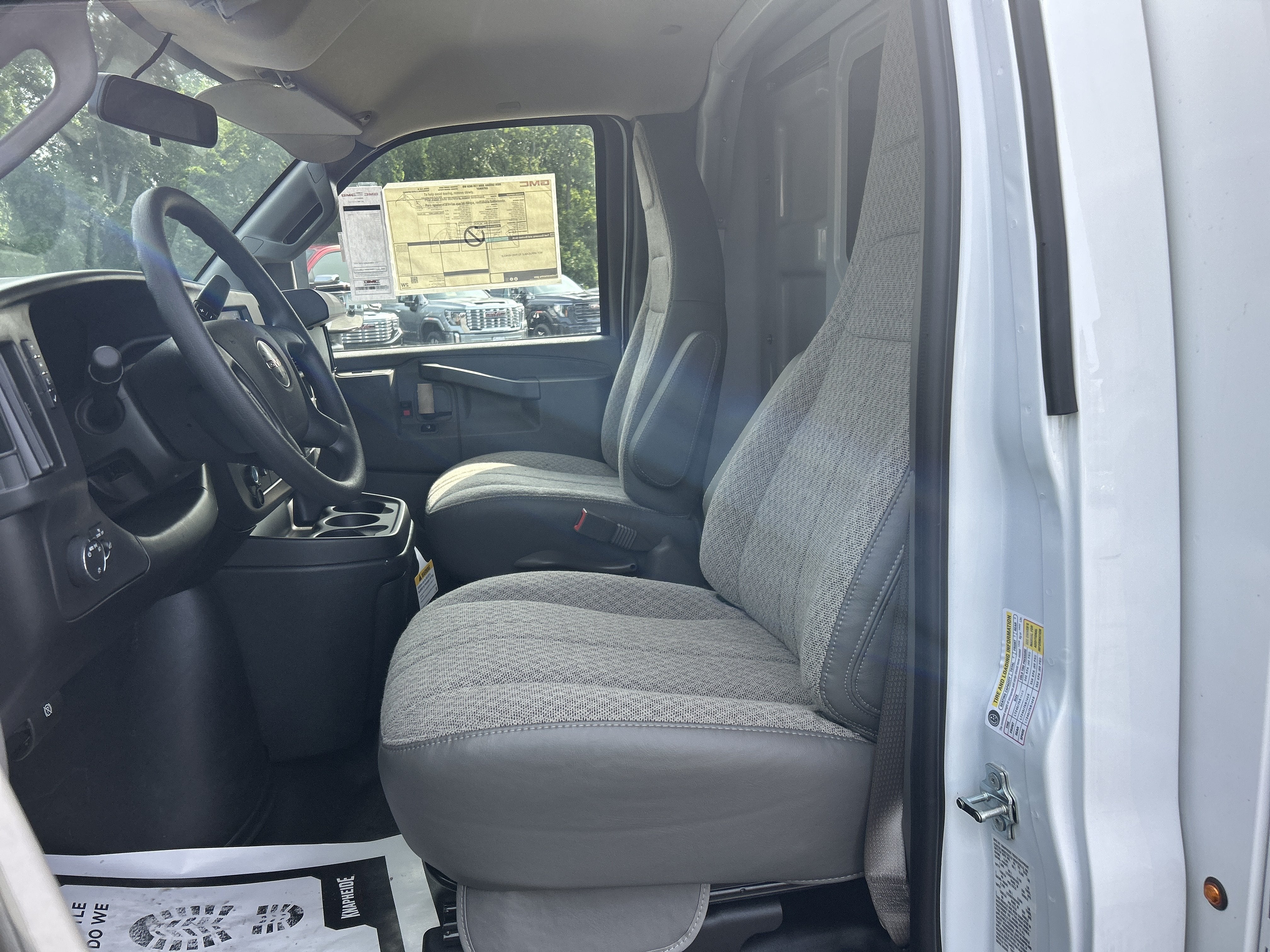 2026 GMC Savana Cutaway 3500 1WT