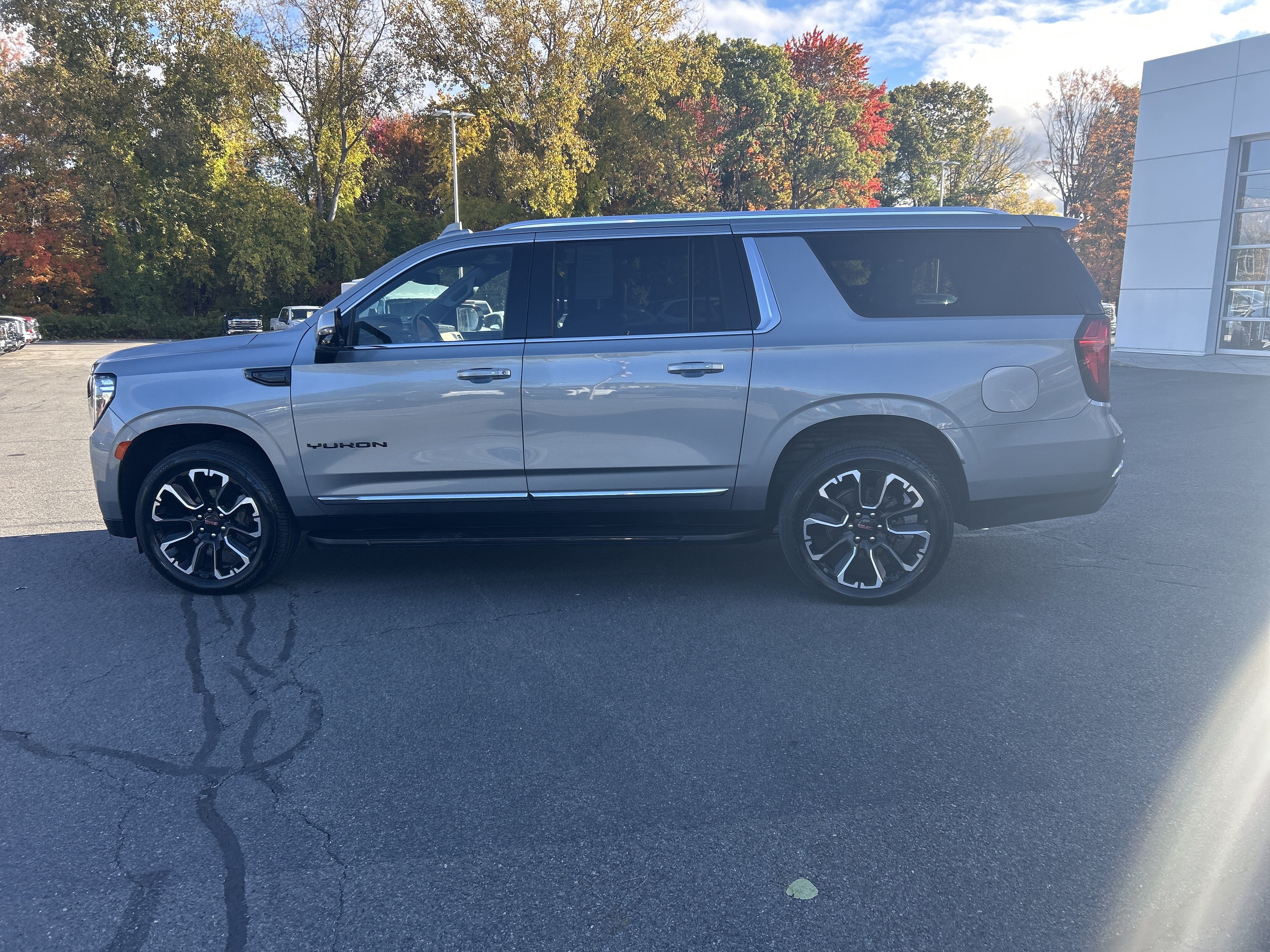 2023 GMC Yukon XL SLT