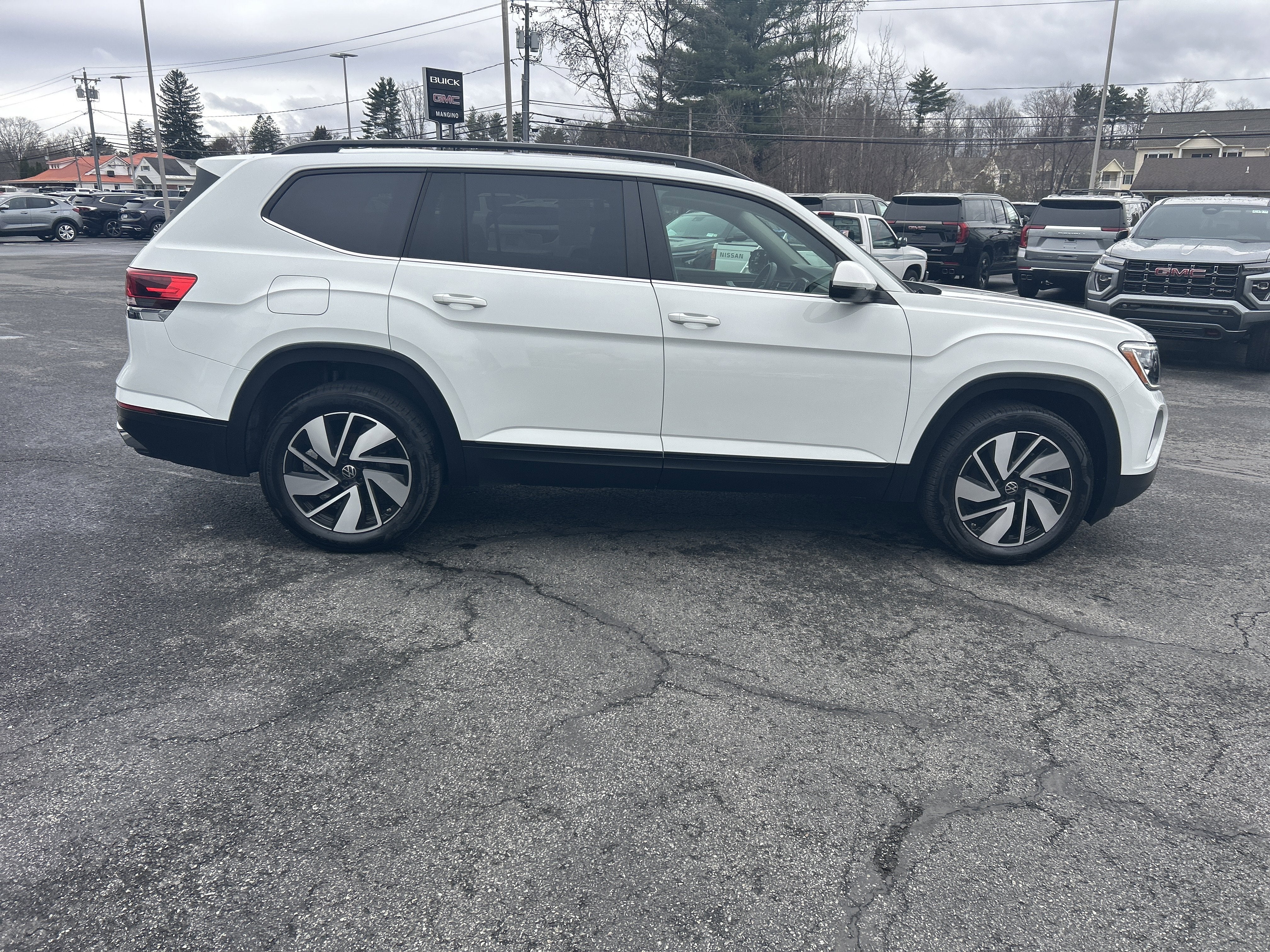 2025 Volkswagen Atlas 2.0T SE w/Technology