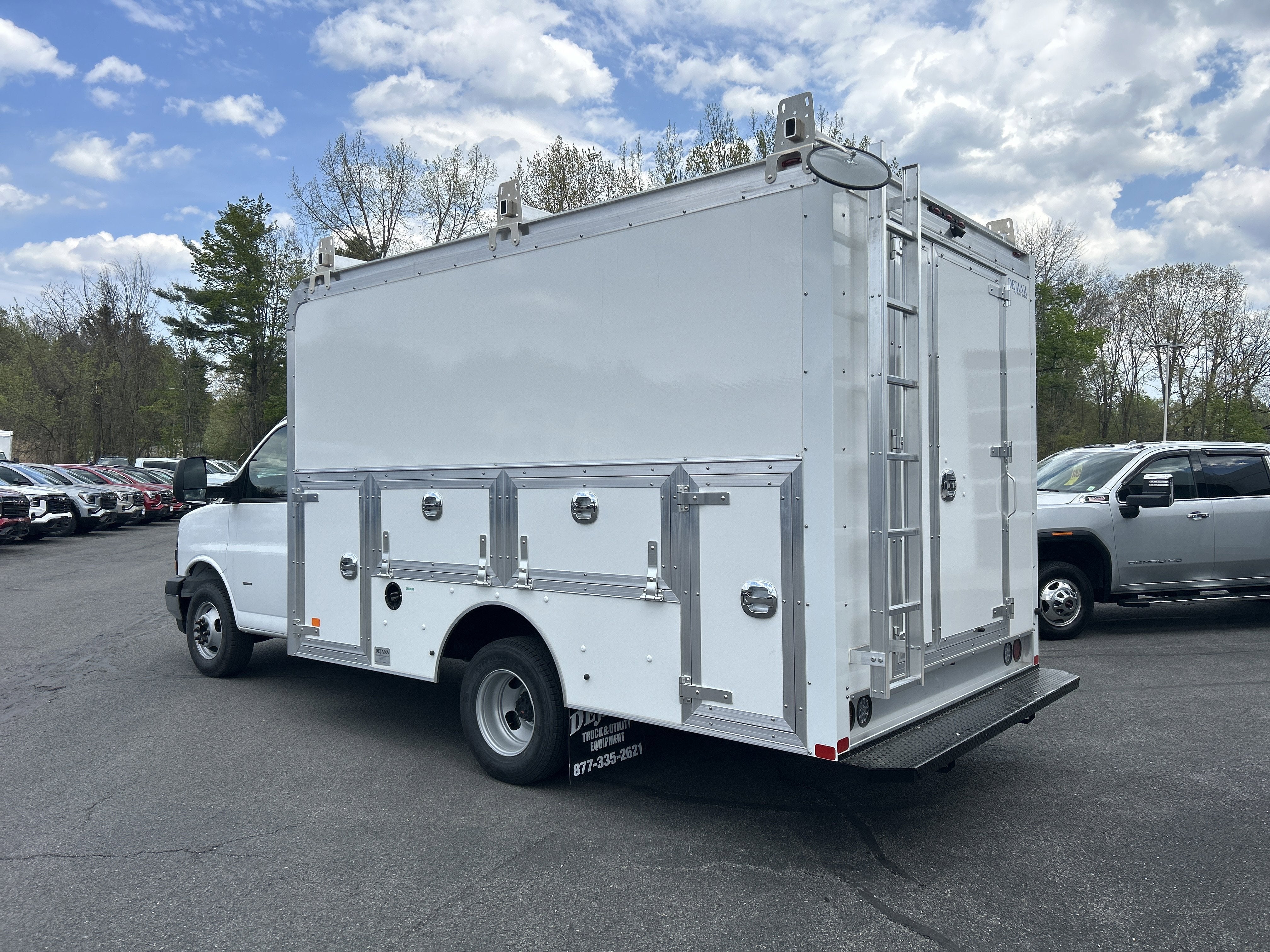 2026 GMC Savana Cutaway 3500 1WT
