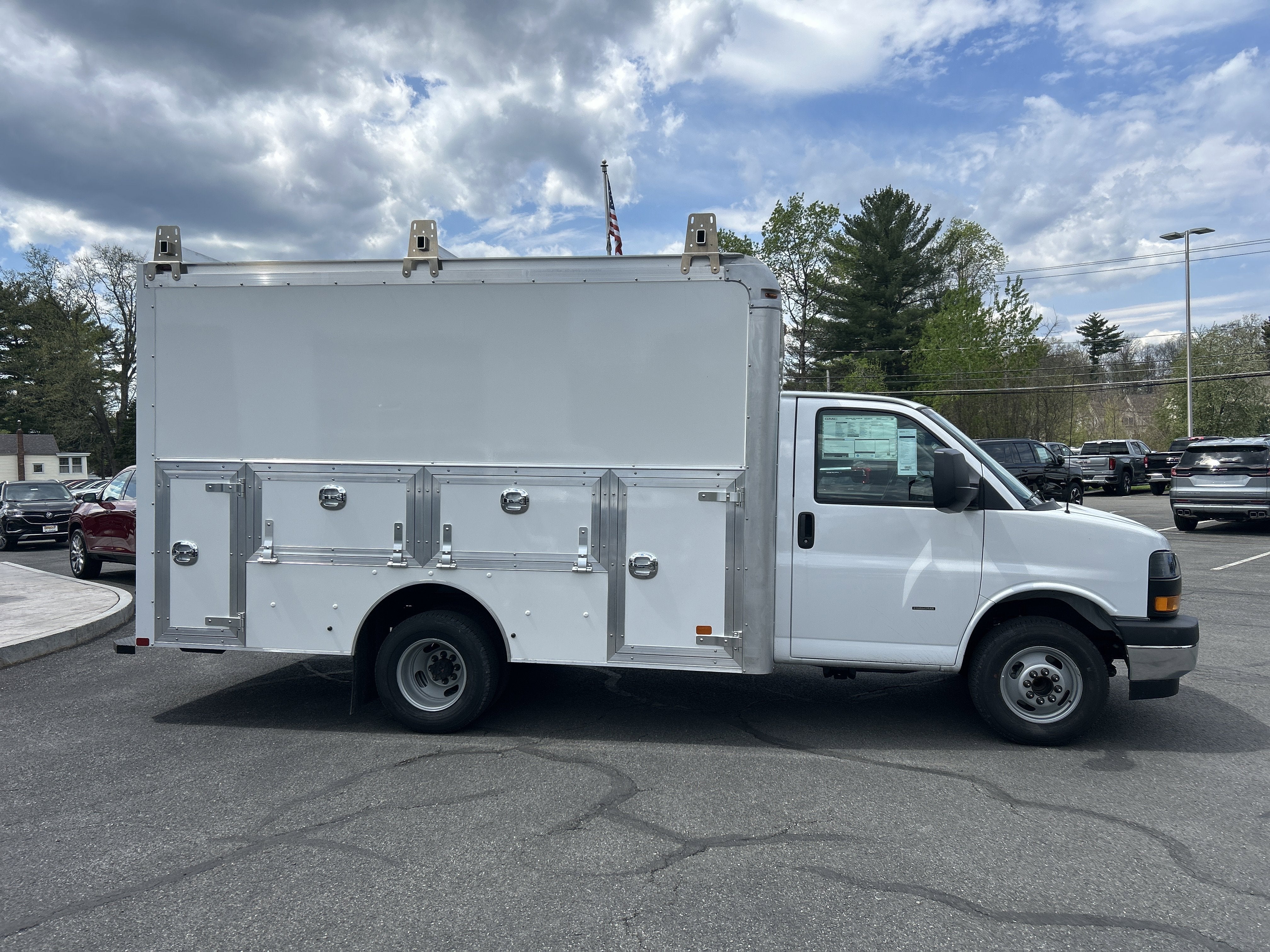 2026 GMC Savana Cutaway 3500 1WT