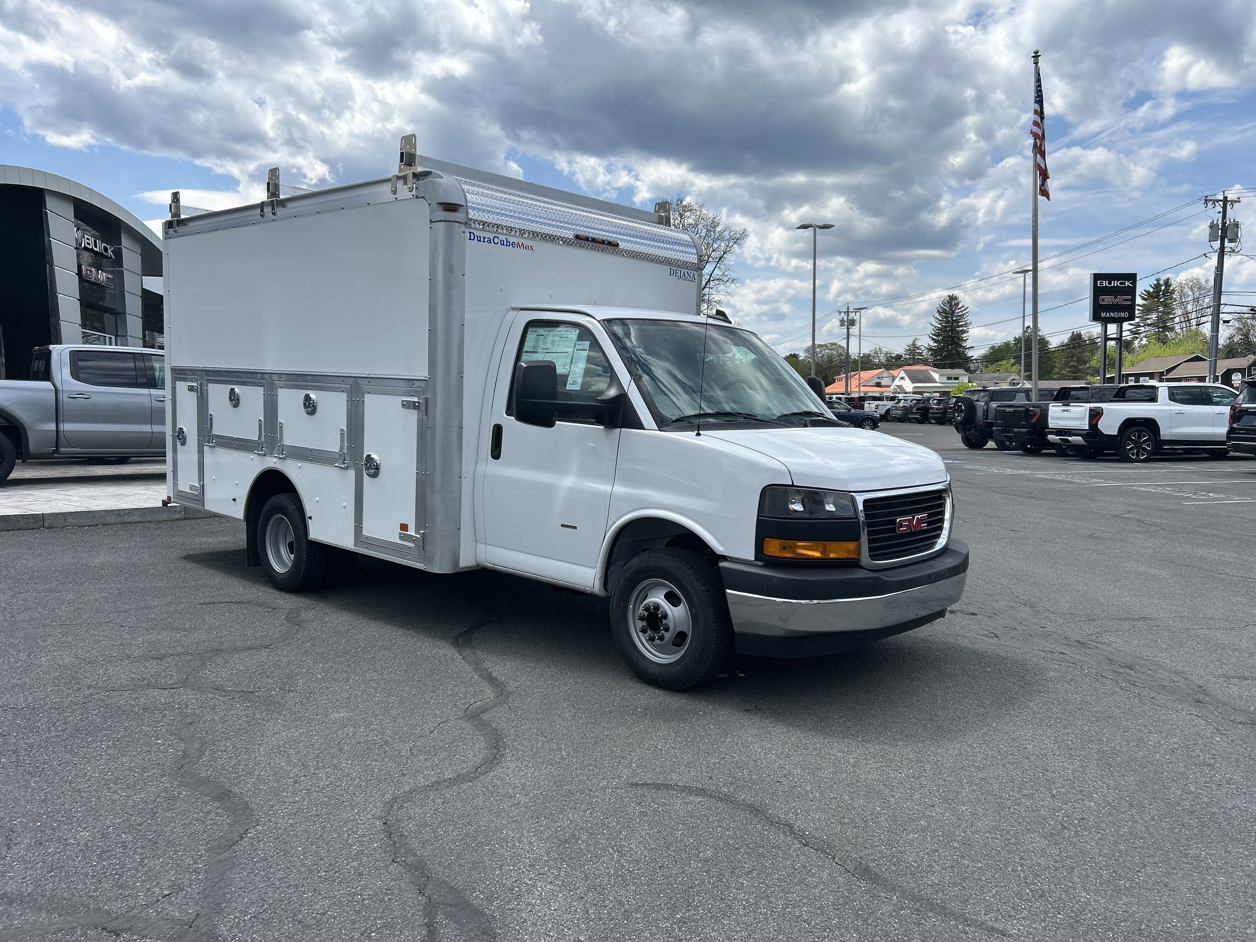 2026 GMC Savana Cutaway 3500 1WT
