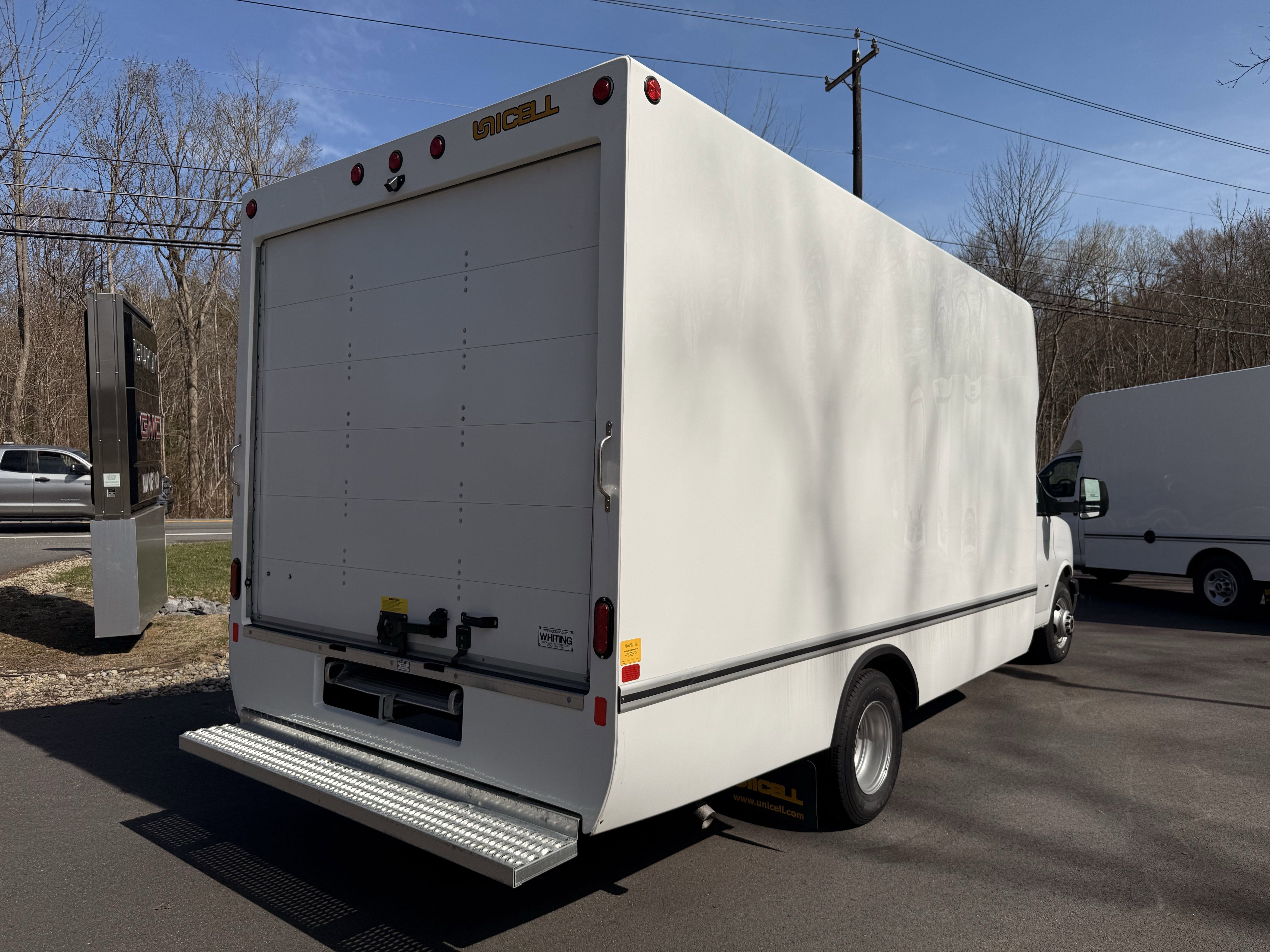 2025 GMC Savana Cutaway 3500 1WT